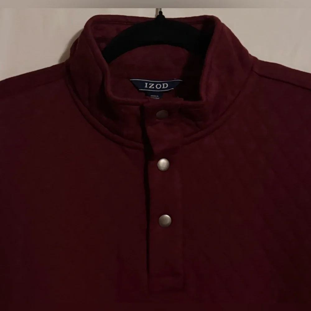 Izod Men’s Burgundy Quarter Pullover Quilted Sweatshirt Sz Large. NWT